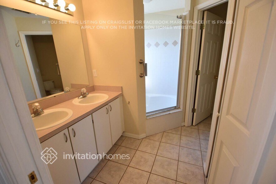 Building Photo - 549 Lancer Oak Dr