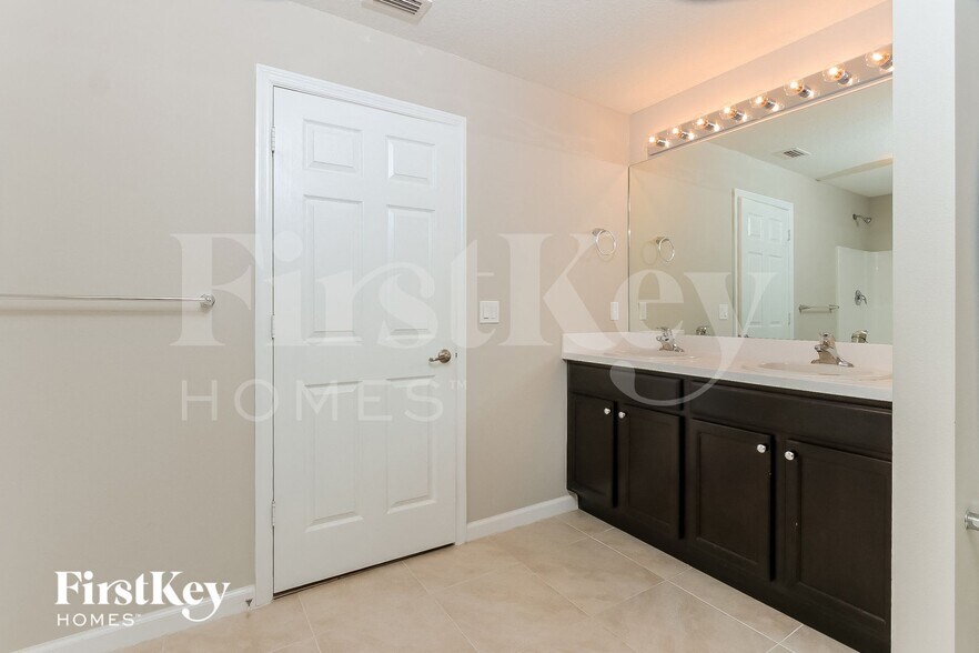 Building Photo - 4522 SW Savona Blvd