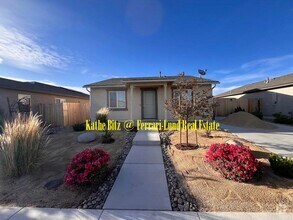 Building Photo - Back on market!! CUTE newer Lemmon Valley ...