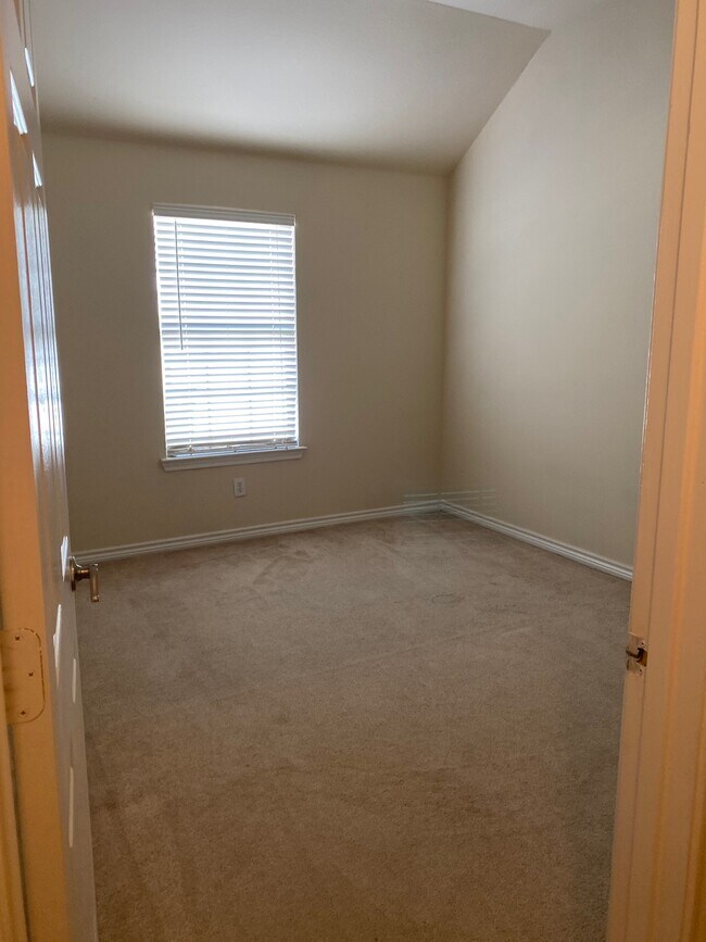 Secondary Bedroom - 1304 Vistawood Dr