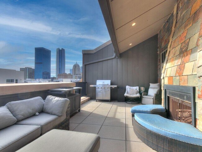 Building Photo - 115 NE 3rd St