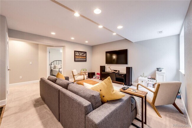 Building Photo - Lage & Beautiful 4 bedroom Townhome in Aurora