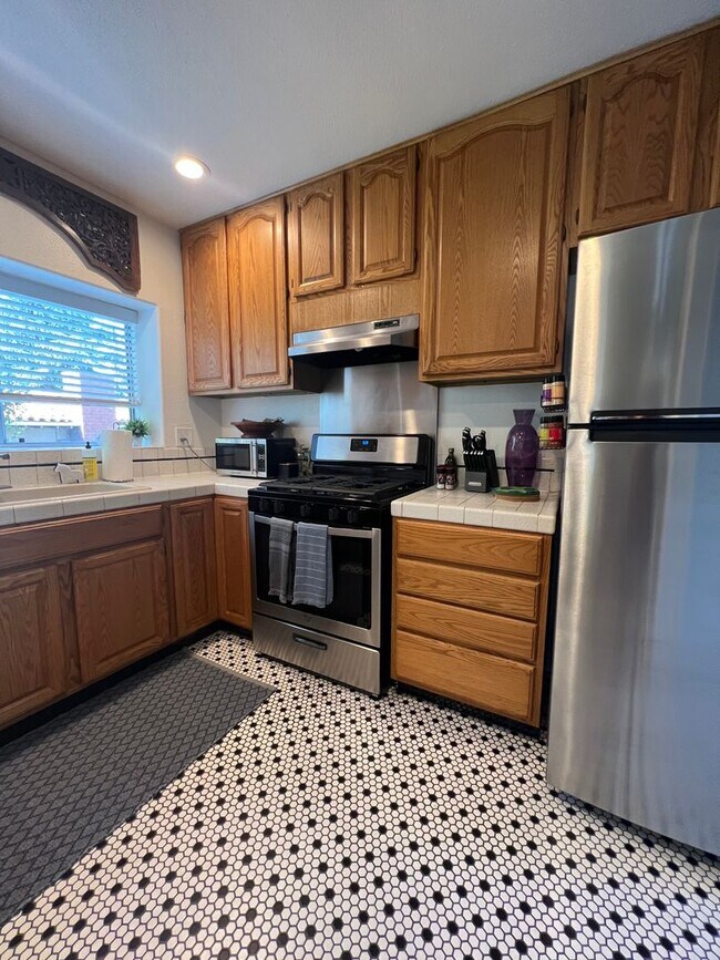 Building Photo - La Roda Properties