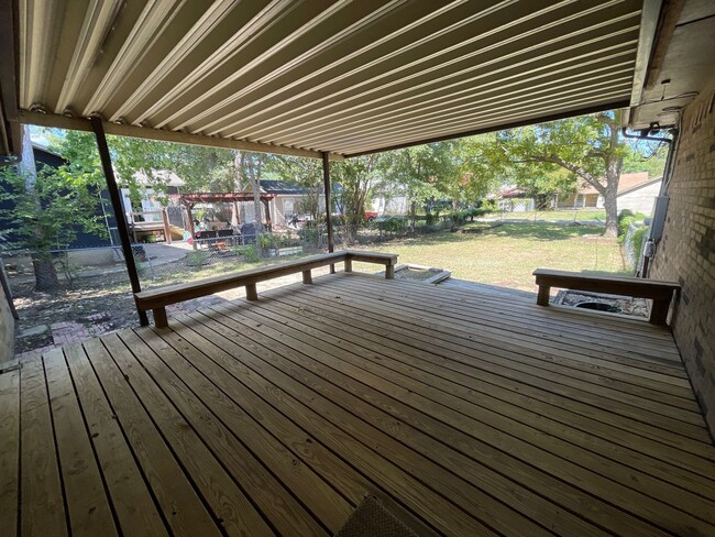 Building Photo - Charming 3-Bedroom with Fenced Yard & Cove...