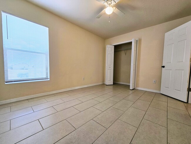 Building Photo - Stunning 3 Bed / 2 Bath Duplex w/ Garage –...