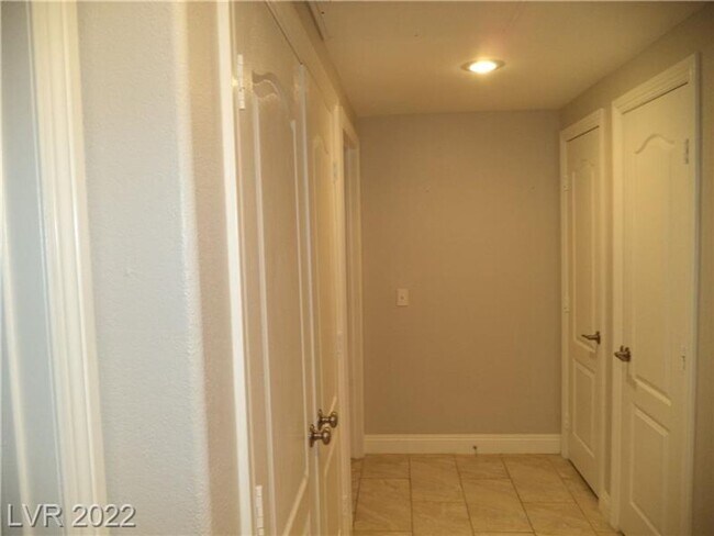 Building Photo - BEAUTIFUL FIRST FLOOR CONDO IN GATED COMMU...