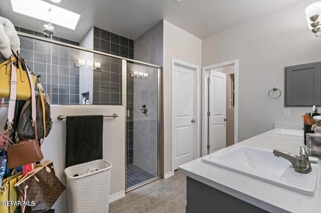 Building Photo - 930 Bicknor Pl