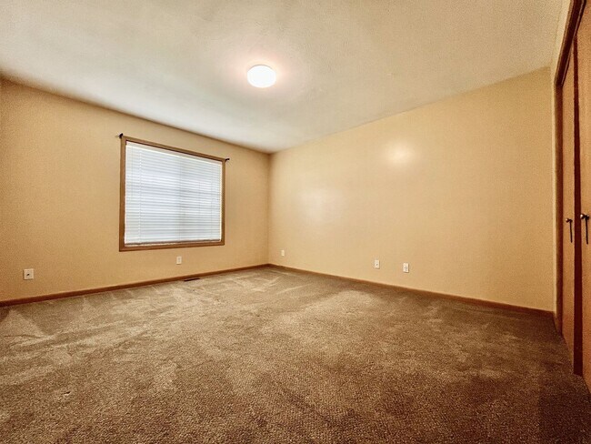 Building Photo - 2103-2105 Kinnrow Ave NW