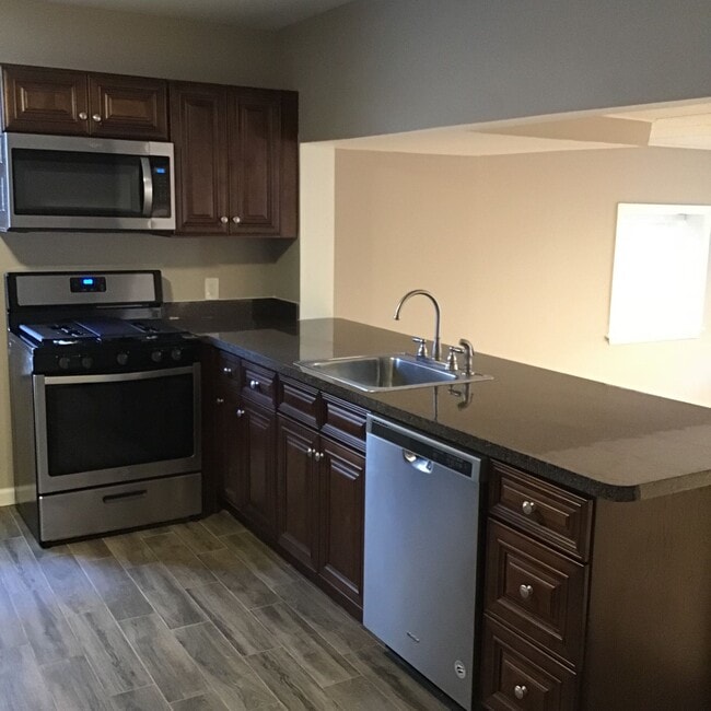 Building Photo - Upgraded 2 Bed/2 Bath plus Den HOME 1100 sq ft. Unit...A Must See!!!