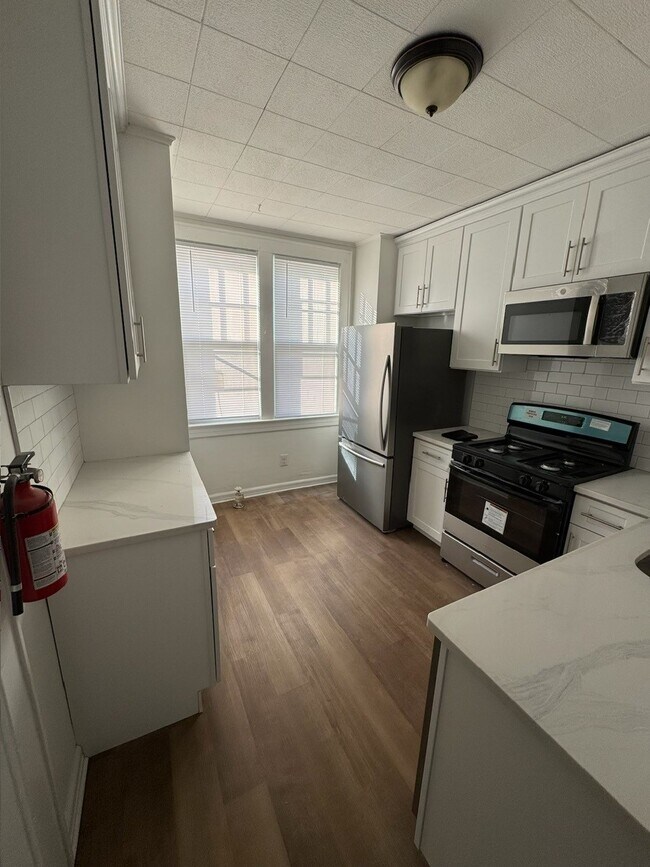 Building Photo - 807 Schuyler Ave