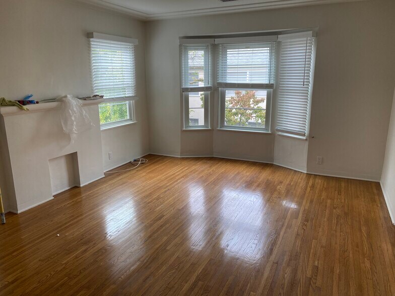 Building Photo - 449 San Vicente Blvd