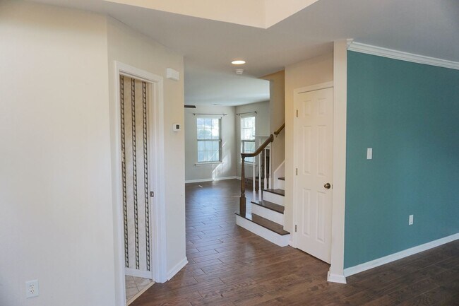 Building Photo - 5 BED | 2.5 BATH | SINGLE FAMILY HOME | BONUS ROOM | 2 CAR GARAGE