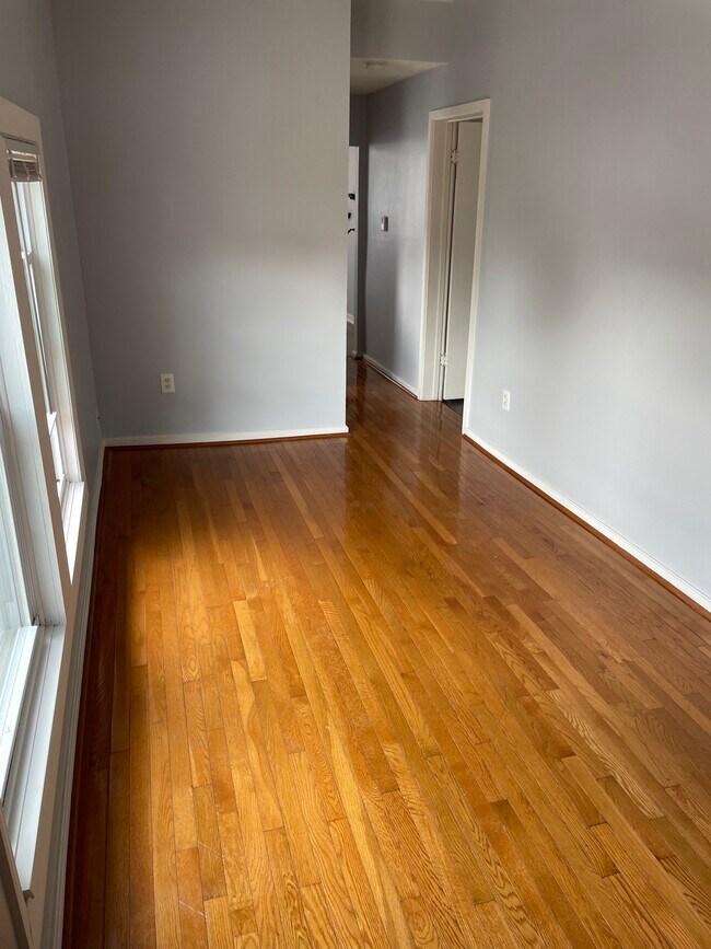 Building Photo - 127 Montmullin St