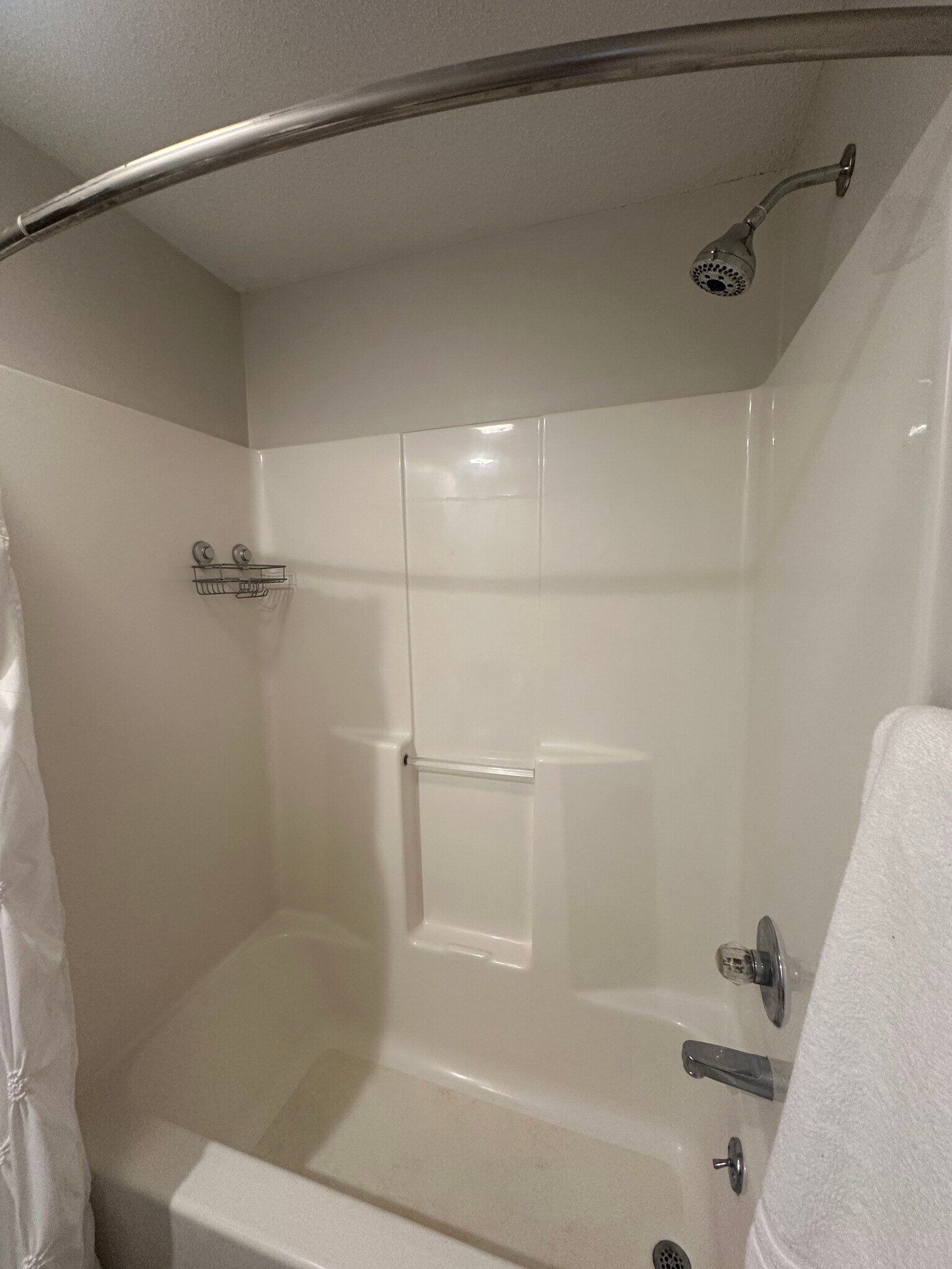Master bathroom shower/tub. - 2132 Ridgeview Cir
