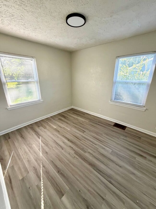 Building Photo - 56644 Crescent Dr