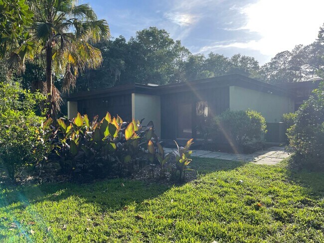 Building Photo - Mid-Century Modern Oasis on 5+ Acres – Pri...