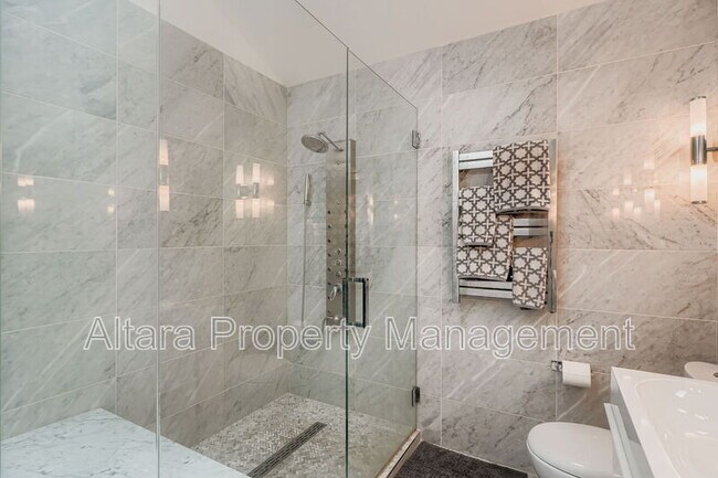 Building Photo - 287 S Holly St