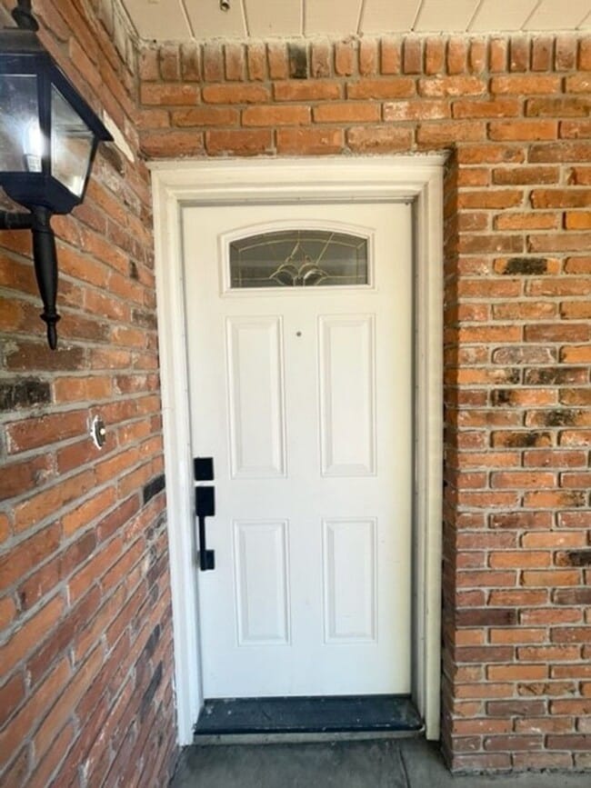 Building Photo - Darling Elk Grove Halfplex!