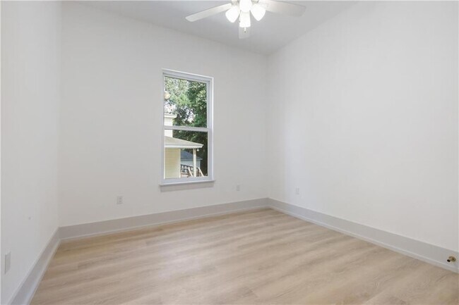 Building Photo - 814 W 19th Ave