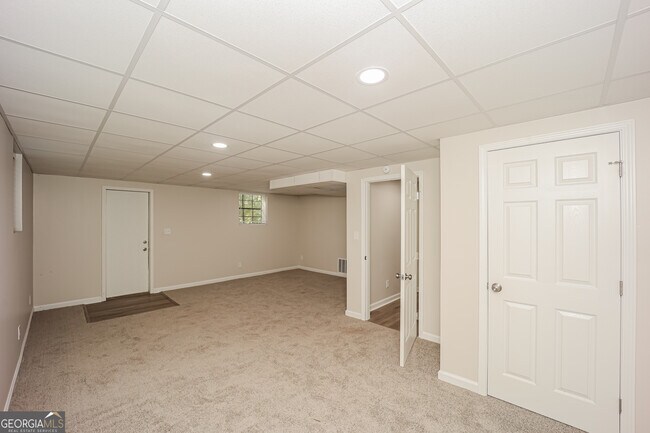 Building Photo - 140 Hunt Ridge Dr