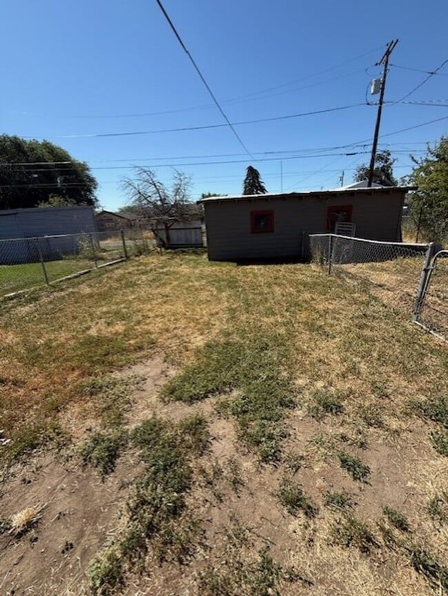 Building Photo - 2 Bedroom, 1 bath Duplex