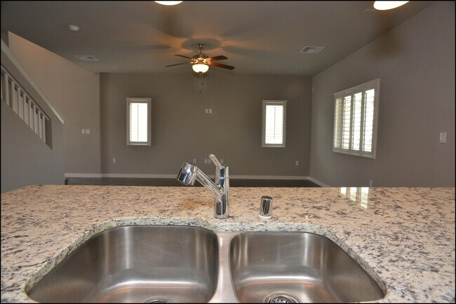 Building Photo - 945 Penrith St