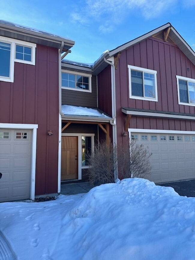 Building Photo - Townhouse