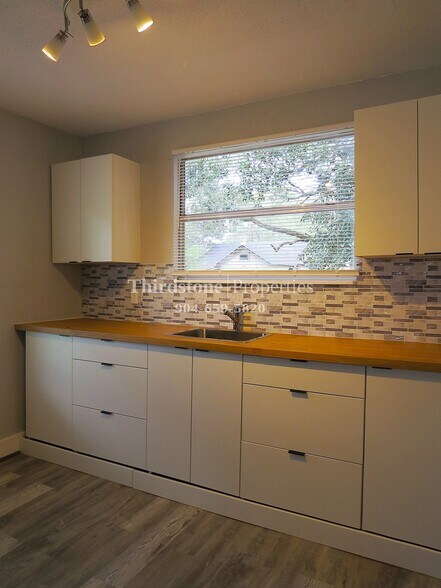 Building Photo - 1225 E 14th St