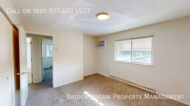 Building Photo - Nice middle level 2 Bedroom 1 bath unit in...