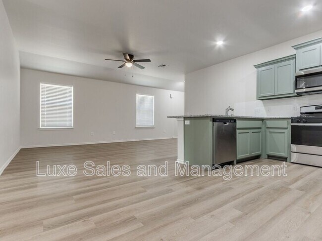 Building Photo - 1543 Pavy Pkwy