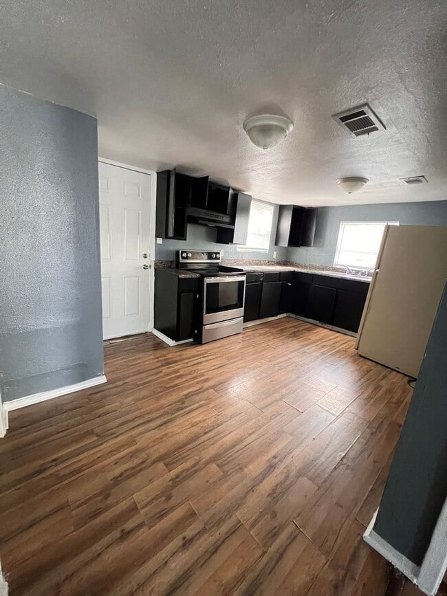 Building Photo - Two bedroom one bathroom located house on corner lot
