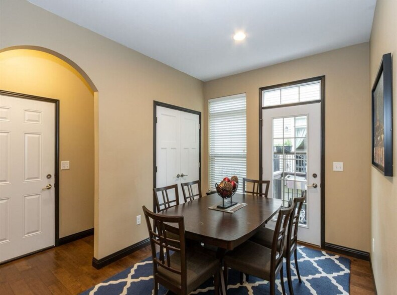 Dining room - 735 Mission Point Rd