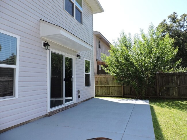 Building Photo - Easy access to interstate, shopping & Navy...
