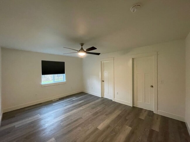 Building Photo - 2847 E Lakeview Rd