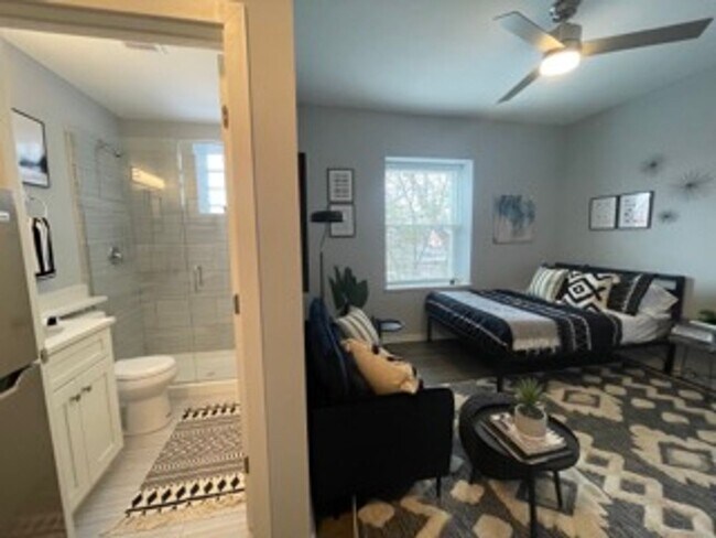 Building Photo - Brand new Luxury studio 2 blocks to the lake