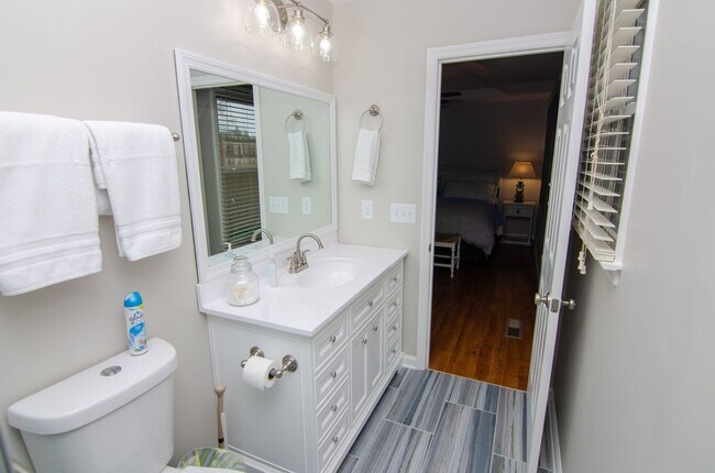 Building Photo - Stunning remodeled home in Franklin with a garage