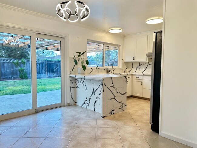 Building Photo - 1717 Gladstone Ave