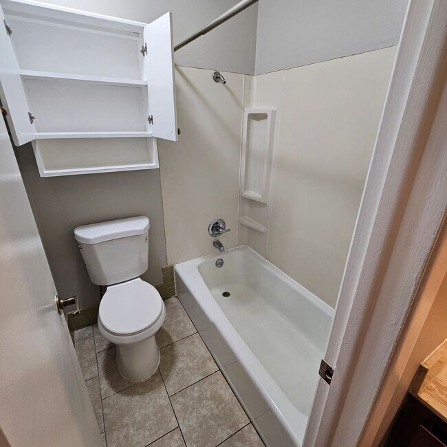 Building Photo - Cozy 2/1 with a Garage in Raytown!