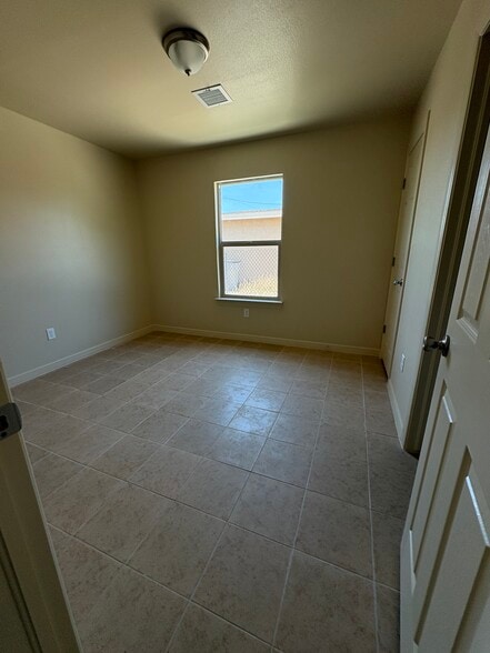 Masterbedroom w Walking Closet - 8519 Wells Rd