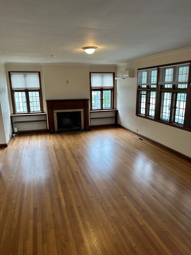 Living Room - 1003 E Washington St