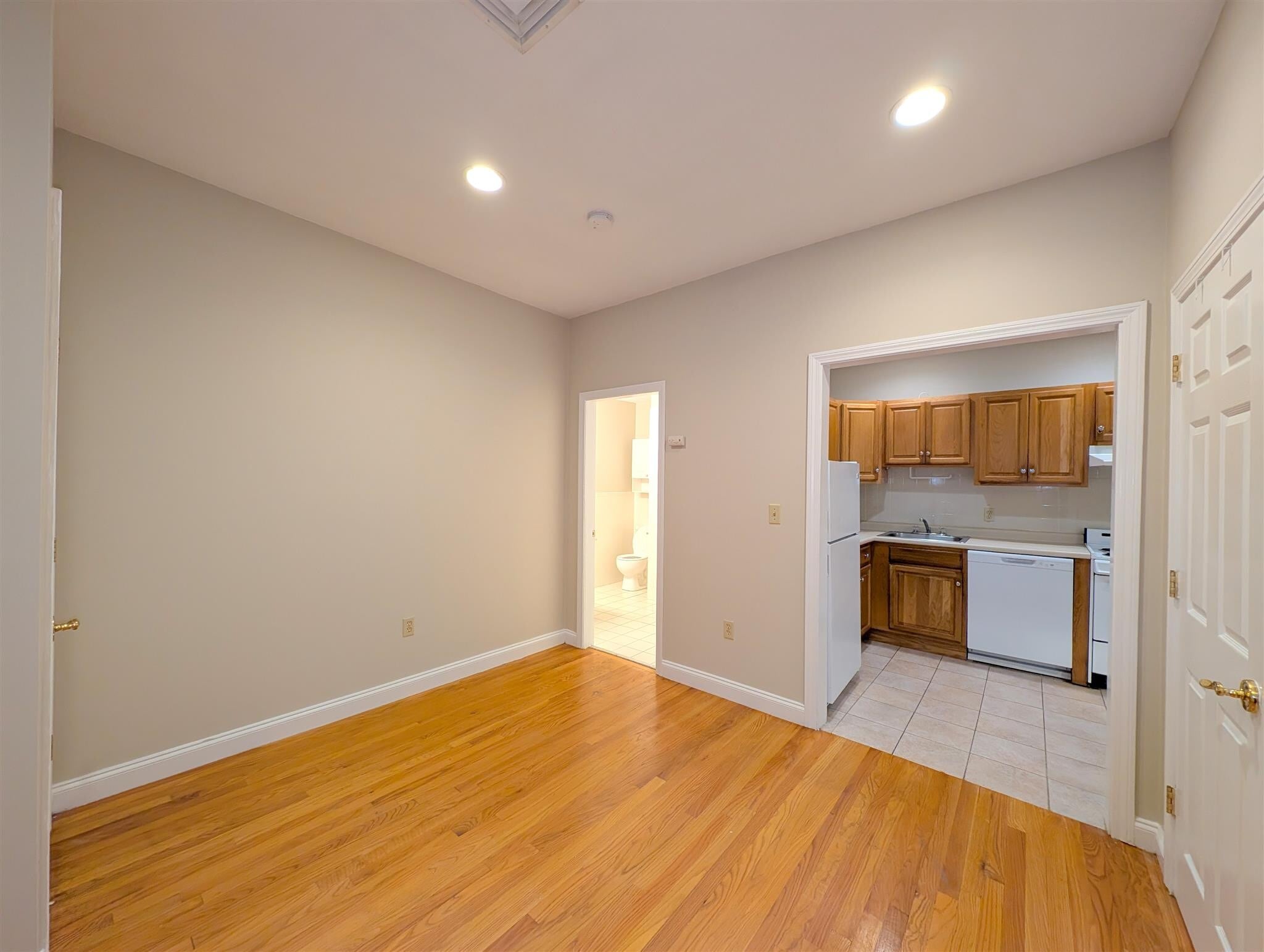 Building Photo - 470 Green St