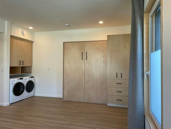 Building Photo - 1614 6th Ave