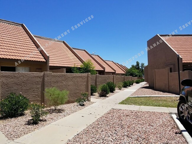 Building Photo - 2 STORY TOWNHOME WITH ATTACHED GARAGE WATER INCL