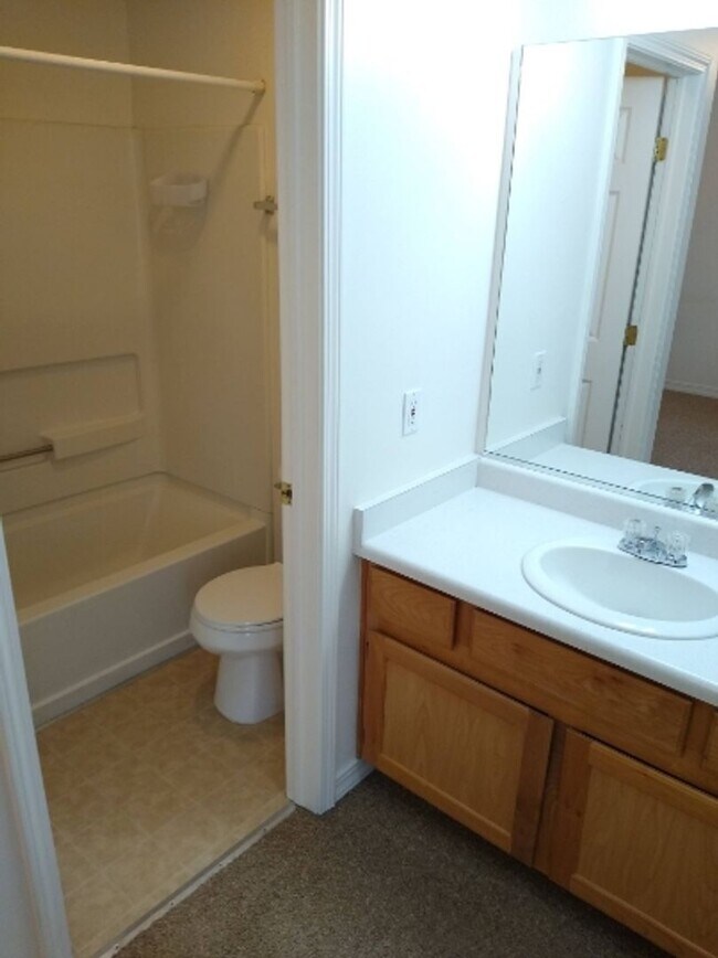 Building Photo - Cozy Student Housing! Private Rooms Available with Private Bathroom!