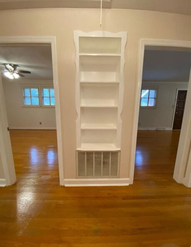 Building Photo - 1213 Deerwood St
