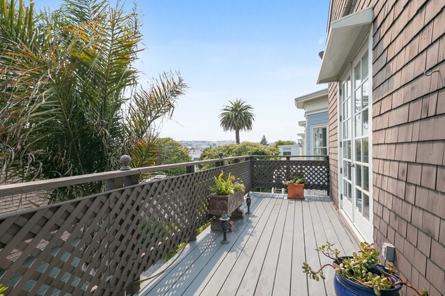 Building Photo - 2109 Bush St