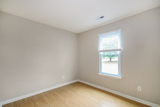 Building Photo - 3242 Hawick Commons Dr