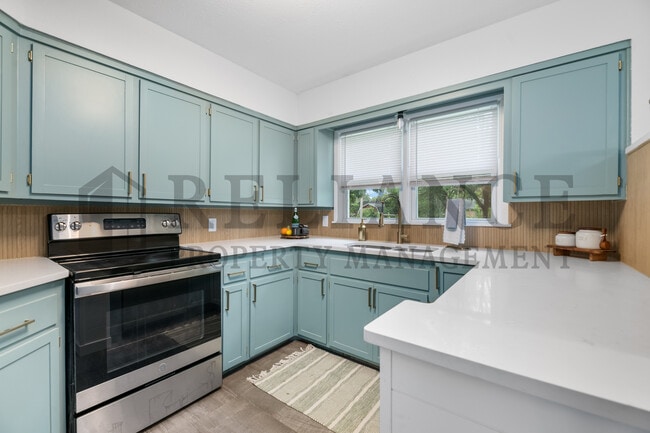 Building Photo - 211 E Meadowlark Rd