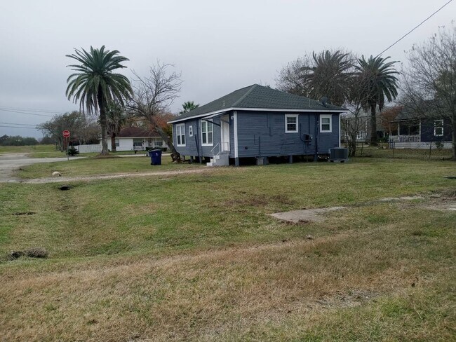 Building Photo - Gorgeous all renovated Home in Freeport, TX!