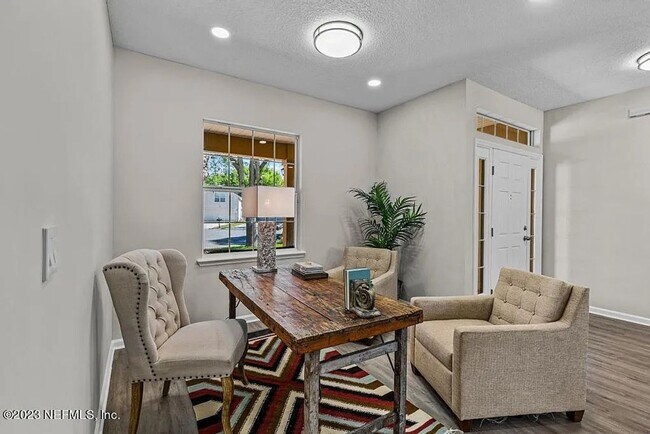 Building Photo - 3 Bedroom 2 Bathroom in Oakleaf Plantation